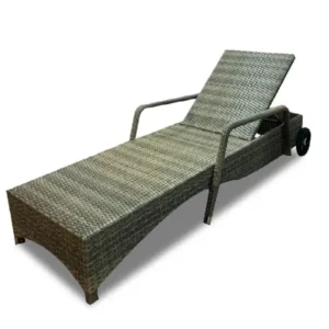 تخت کنار استخری دنیز